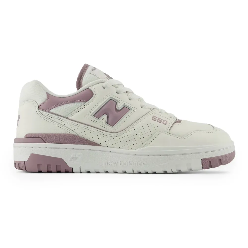 Tênis feminino New Balance 550 branco com detalhes rosa, vista lateral esquerda mostrando couro perfurado e logo 'N' rosa